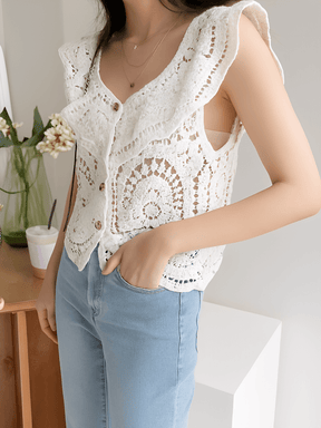 Blusa Feminina em Crochê Vazado com Babados nos Ombros e Botões  - Marvila