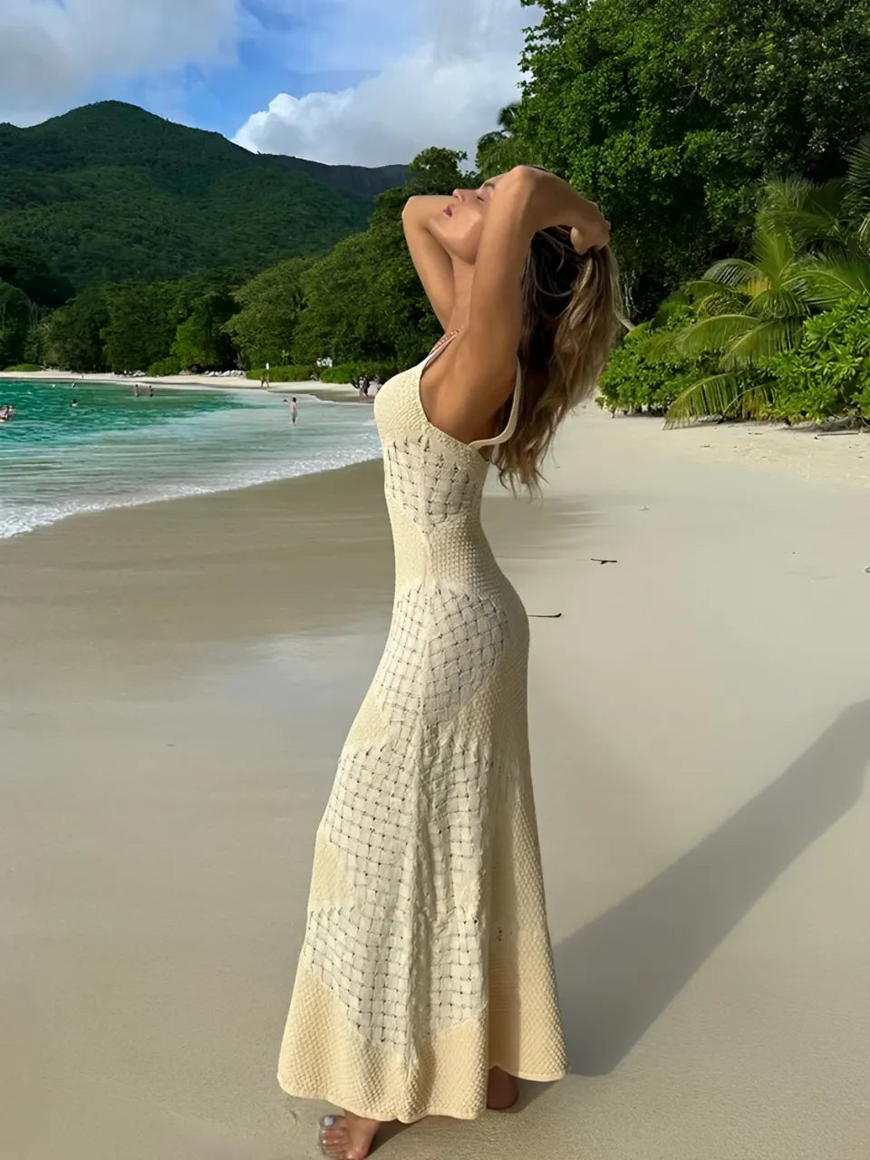 Vestido Longo de Tricô Vazado com Alças Finas e Caimento Leve – Helena