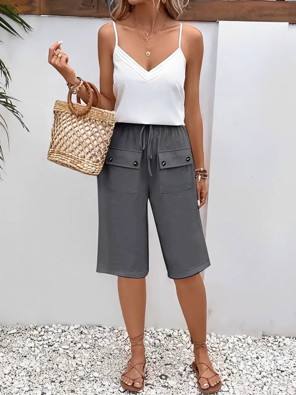 Bermuda Feminina com Bolsos Cargo e Cintura Elástica - Kylie [FRETE FULL]