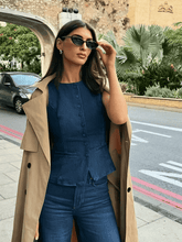 Colete Jeans Acinturado com Botões Frontais e Toque Retrô – Larissa