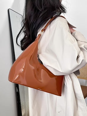 Bolsa de Ombro Meia-Lua com Acabamento em Verniz - Charlize