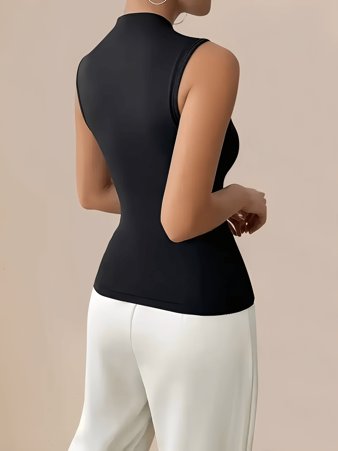 Blusa com Decote Assimétrico e Ornamento Metálico Dourado na Alça – Pietra [FRETE FULL]
