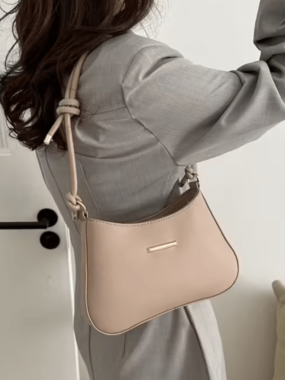Bolsa Baguete Tiracolo em Couro PU e Alça Ajustável com Nó - Kaylee