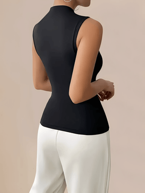 Blusa com Decote Assimétrico e Ornamento Metálico Dourado na Alça – Pietra
