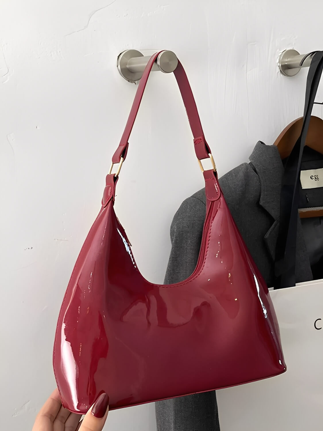 Bolsa de Ombro Meia-Lua com Acabamento em Verniz - Charlize