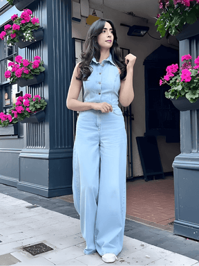 Macacão Jeans Pantalona com Decote Nadador e Bolsos - Jordana