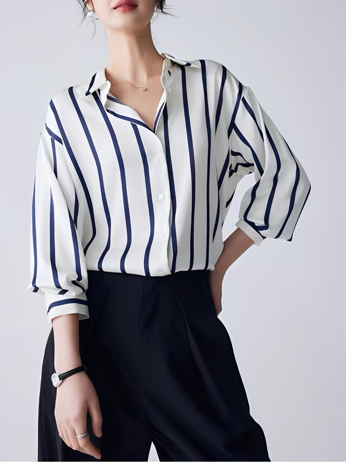 Camisa Listrada Acetinada com Gola Polo e Botões - Cinthia
