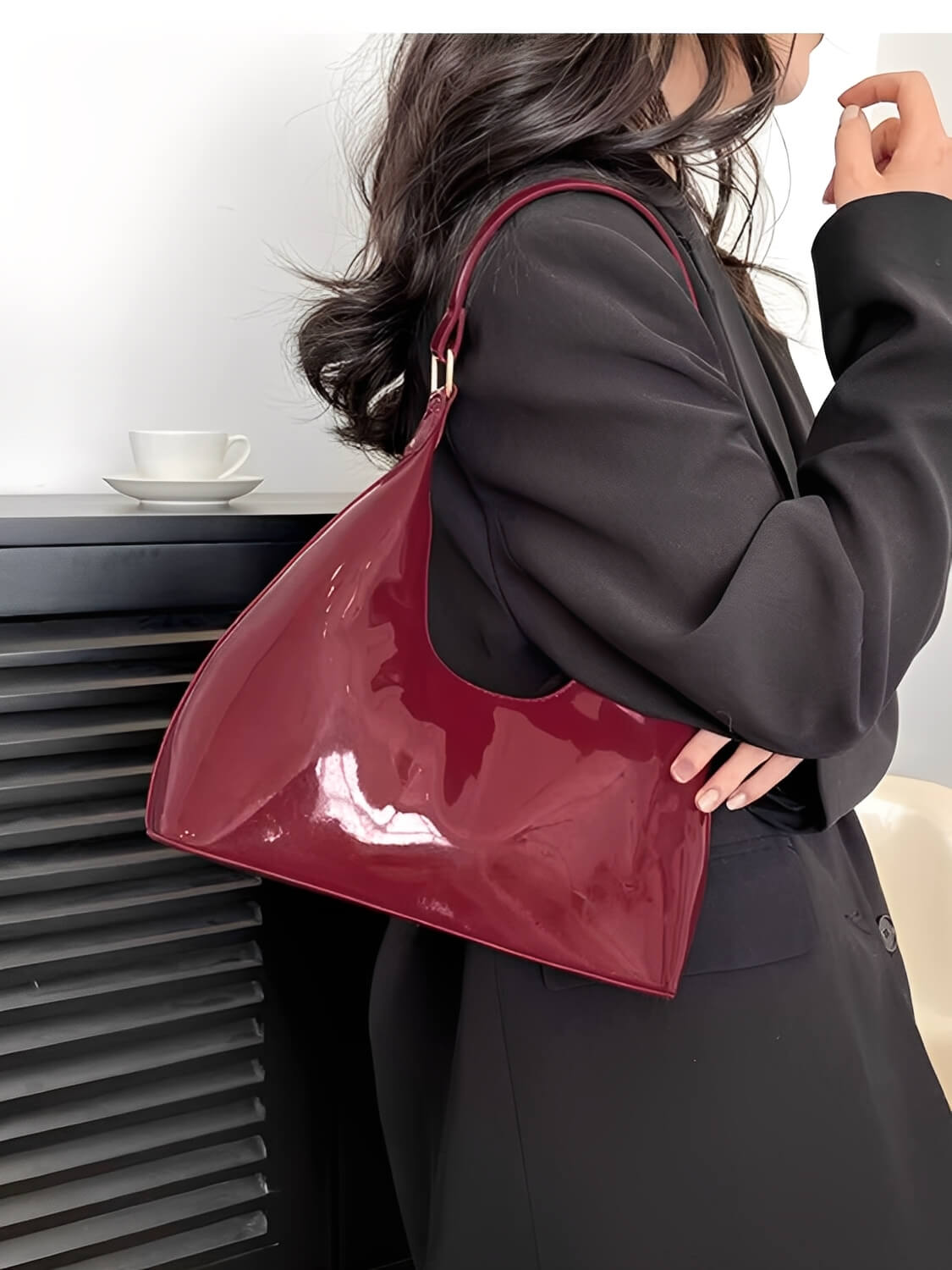Bolsa de Ombro Meia-Lua com Acabamento em Verniz - Charlize