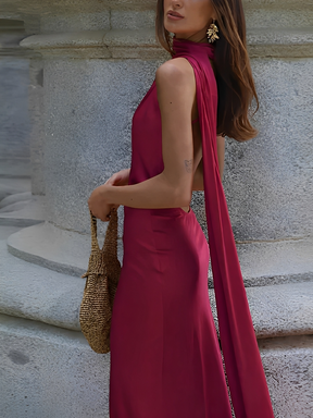 Vestido Longo Acetinado Halter com Capa Lateral e Costas Nuas - Serena