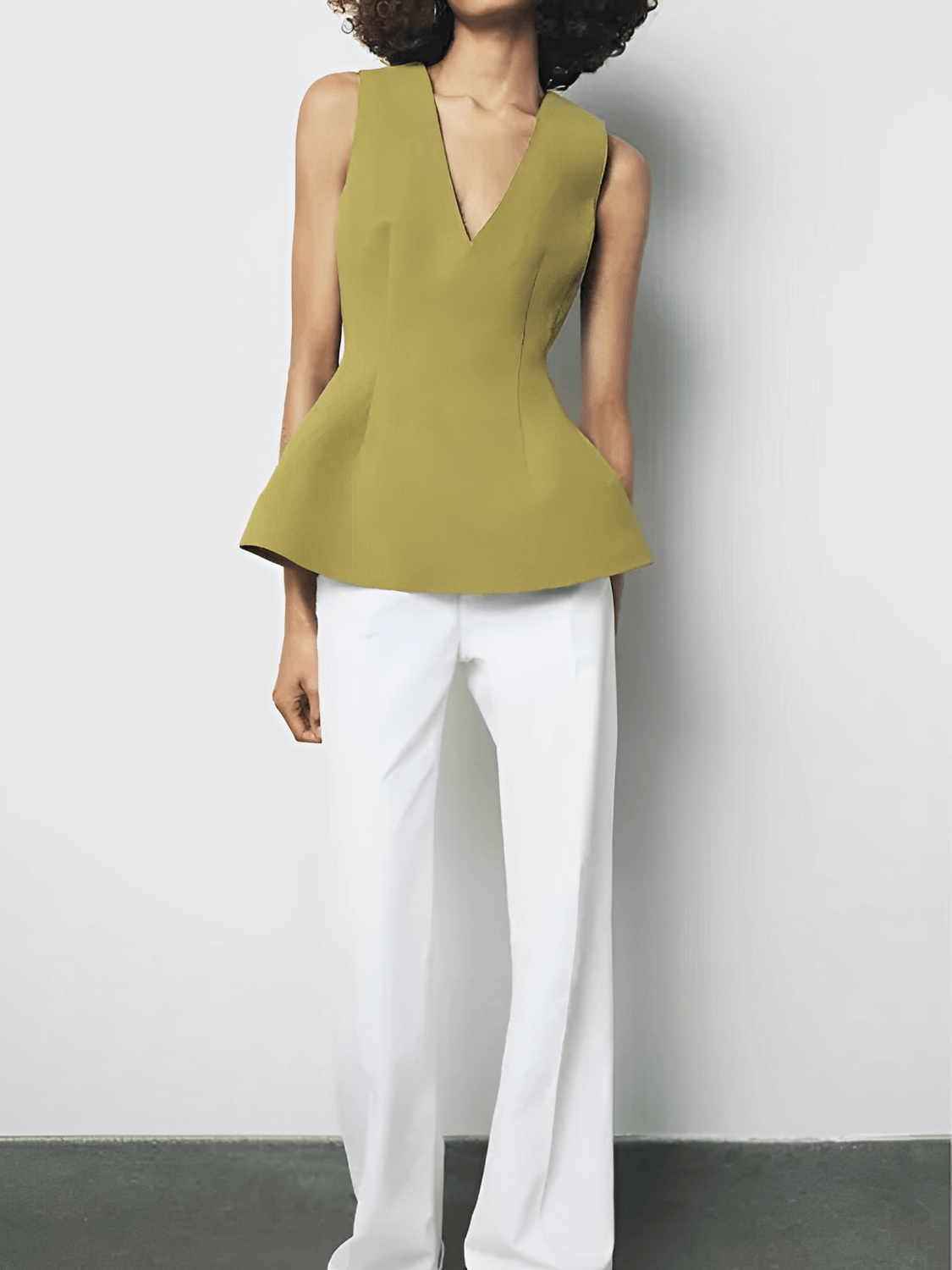Blusa Peplum Acinturada com Decote V e Zíper nas Costas – Marisa