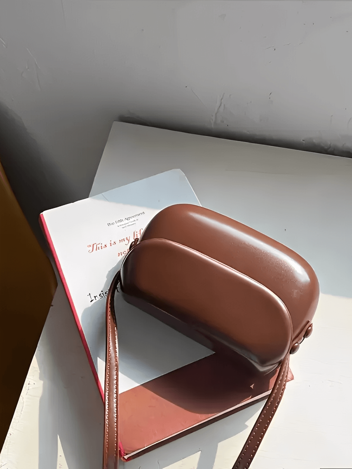 Bolsa Feminina em Couro PU com Design Arredondado e Alça Regulável – Odete