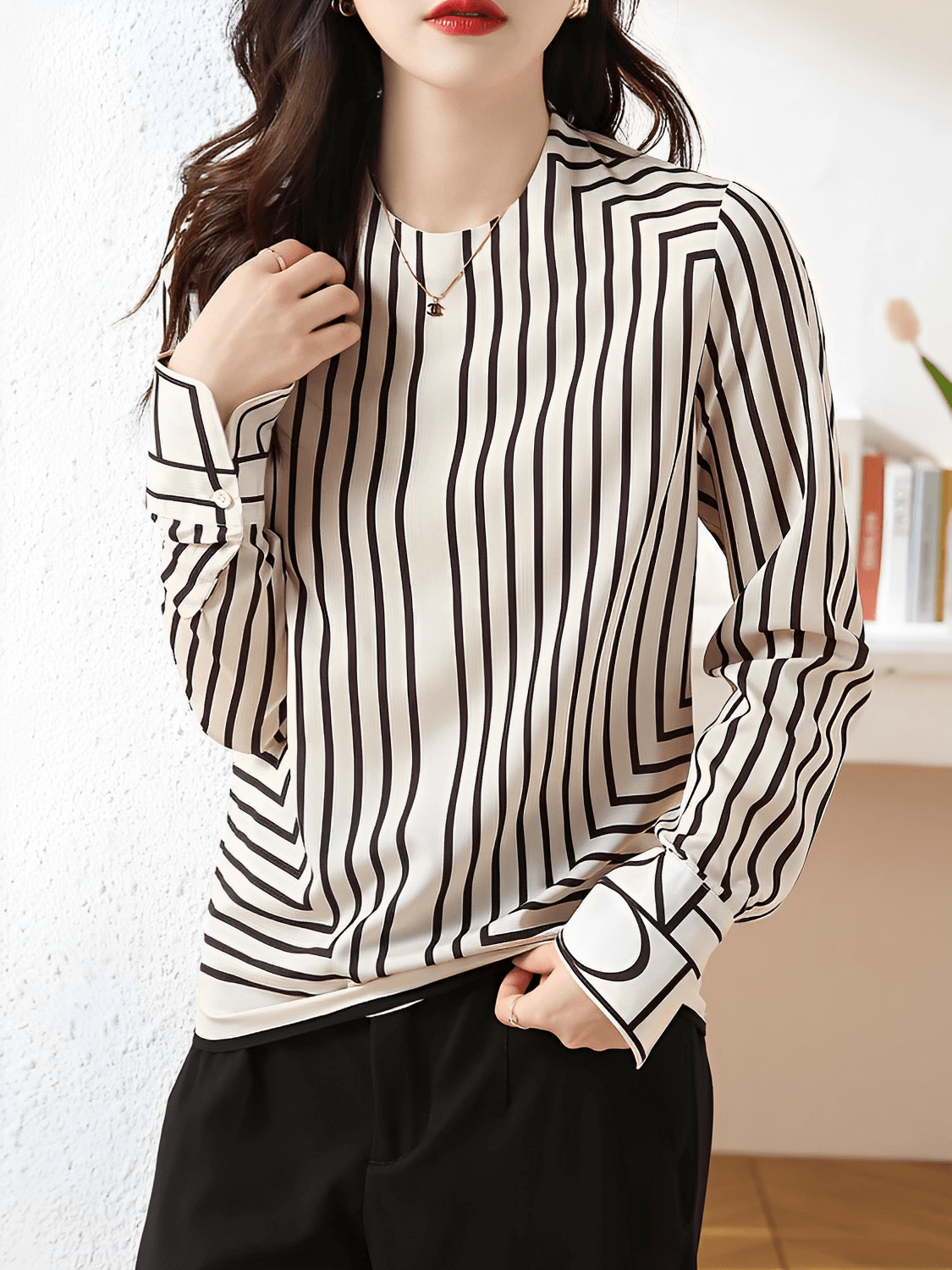 Camisa com Design Geométrico em Listras e Punhos com Botões - Leah