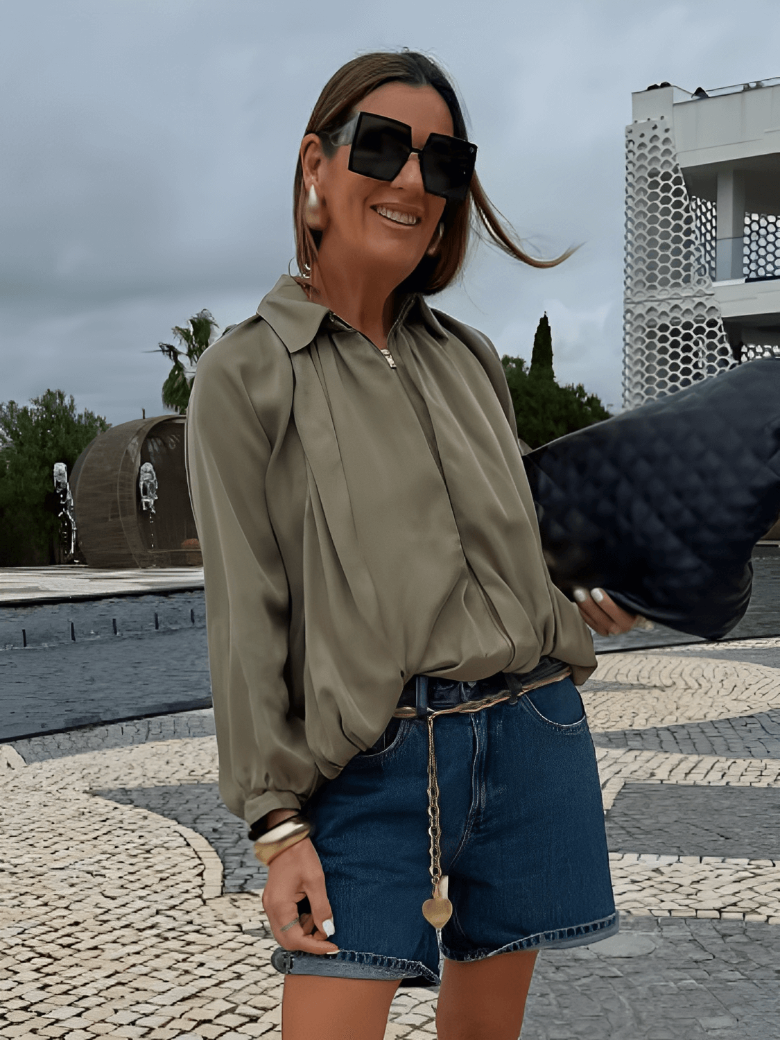 Camisa Acetinada Oversized com Manga Bufante e Zíper Frontal – Milene