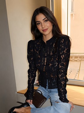 Blusa em Renda Vazada com Fechamento Oriental e Gola Estruturada - Mila