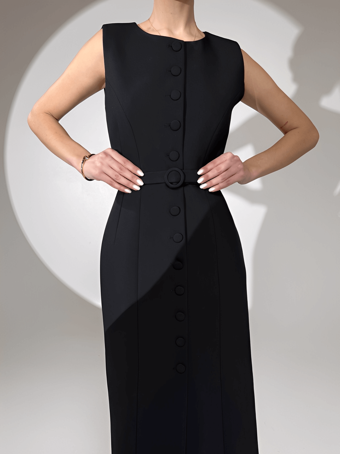 Vestido Midi Sem Mangas com Botões Forrados Cinto e Fenda – Selena [FRETE FULL]