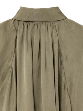 Camisa Acetinada Oversized com Manga Bufante e Zíper Frontal – Milene