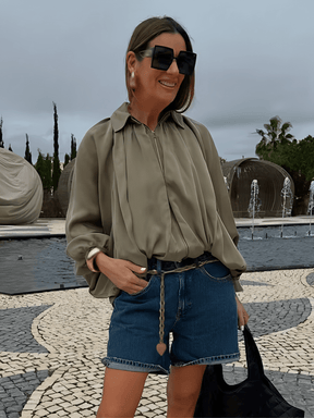 Camisa Acetinada Oversized com Manga Bufante e Zíper Frontal – Milene