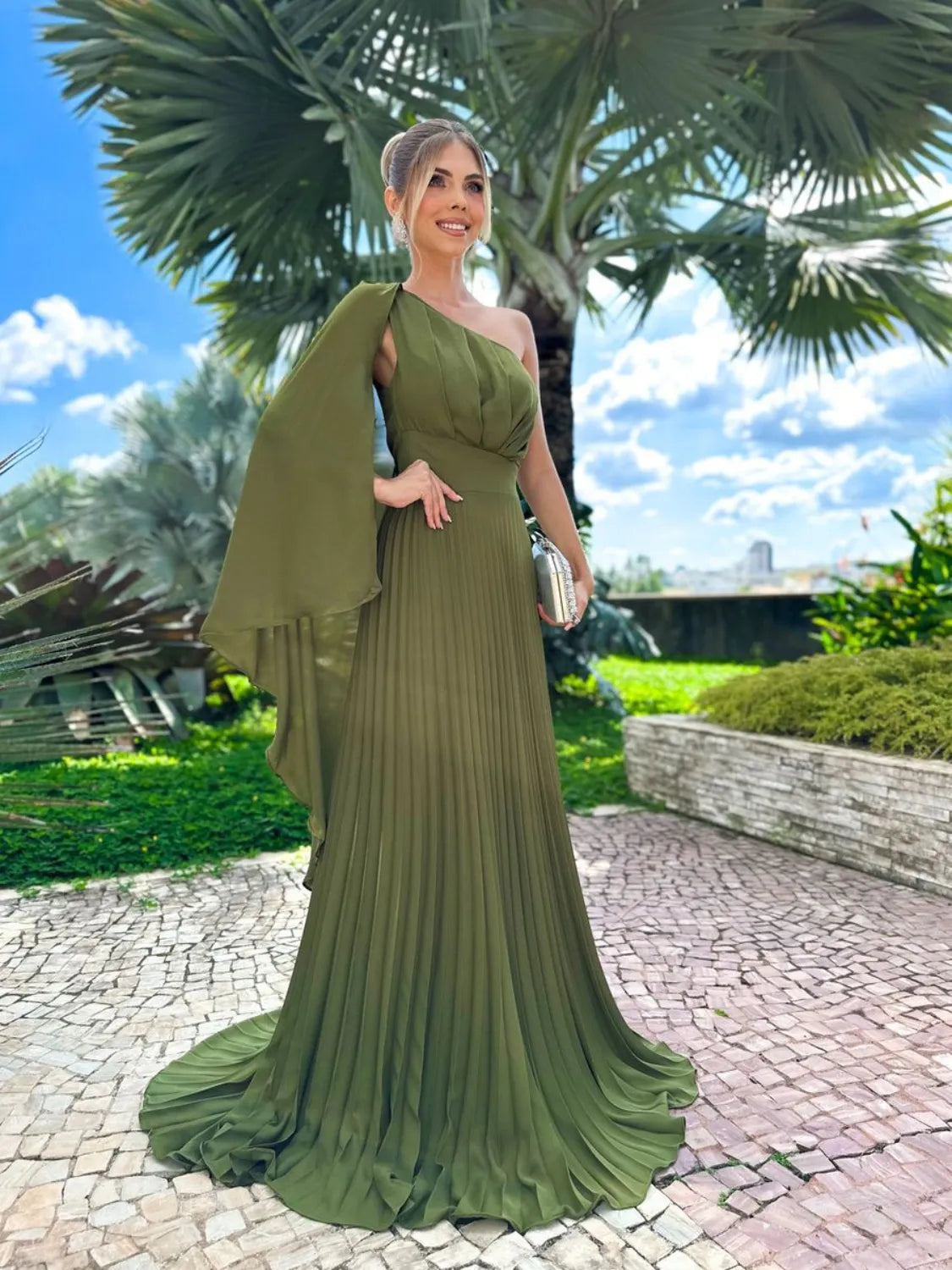 Vestido Longo de Festa com Capa no Ombro e Saia Plissada - Gabriella