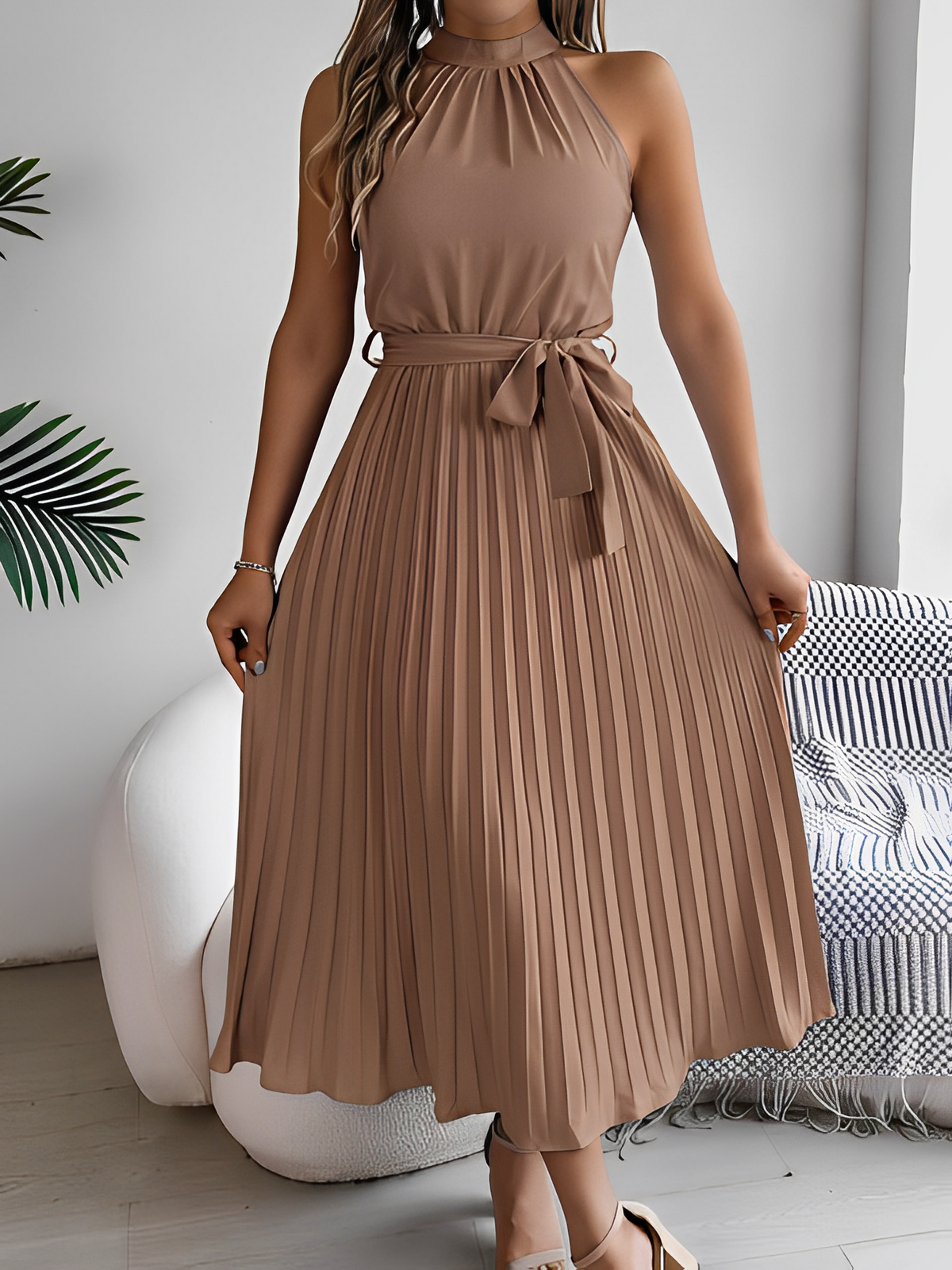 Vestido Midi Plissado com Decote Halter e Faixa Ajustável na Cintura – Dora [FRETE FULL]
