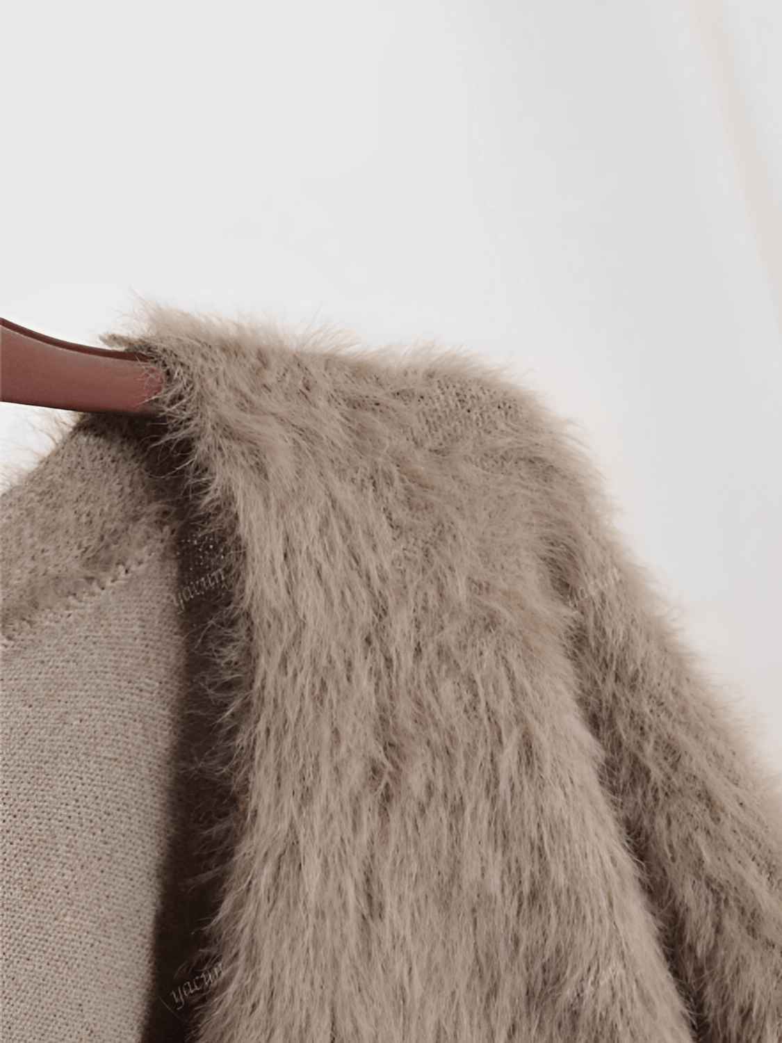 Cardigan em Tricô Peluciado com Decote V e Botões - Isabel