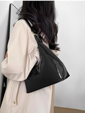Bolsa de Ombro Meia-Lua com Acabamento em Verniz - Charlize