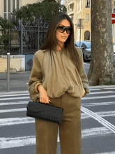 Camisa Acetinada Oversized com Manga Bufante e Zíper Frontal – Milene
