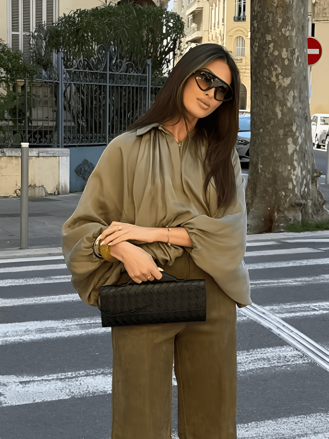 Camisa Acetinada Oversized com Manga Bufante e Zíper Frontal – Milene
