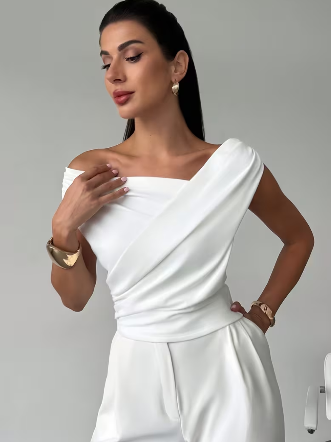 Blusa com Decote Ombo a Ombro Assimétrico e Drapeado Elegante - Emy