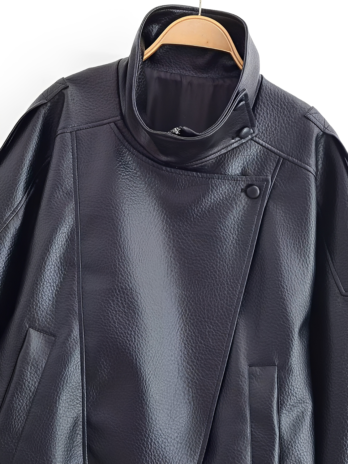 Jaqueta Oversized em Couro PU com Fecho Assimétrico Transpassado- Jasmin