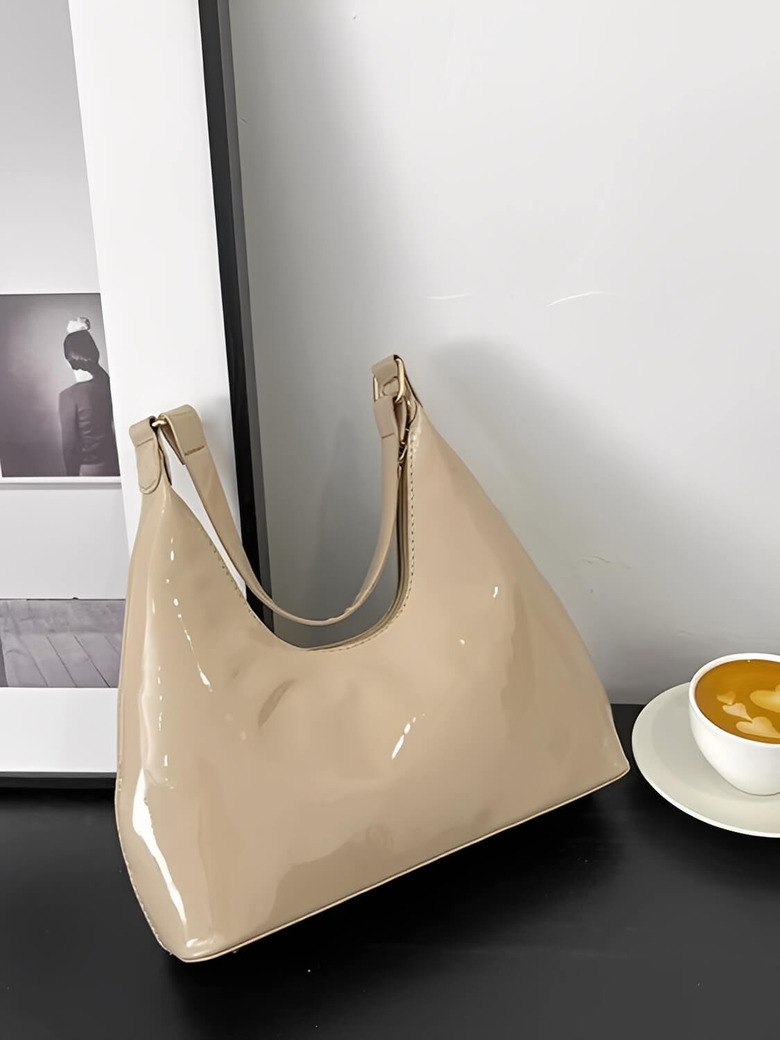 Bolsa de Ombro Meia-Lua com Acabamento em Verniz - Charlize