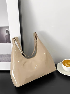 Bolsa de Ombro Meia-Lua com Acabamento em Verniz - Charlize