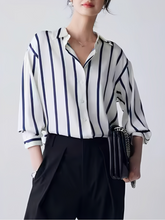 Camisa Listrada Acetinada com Gola Polo e Botões - Cinthia