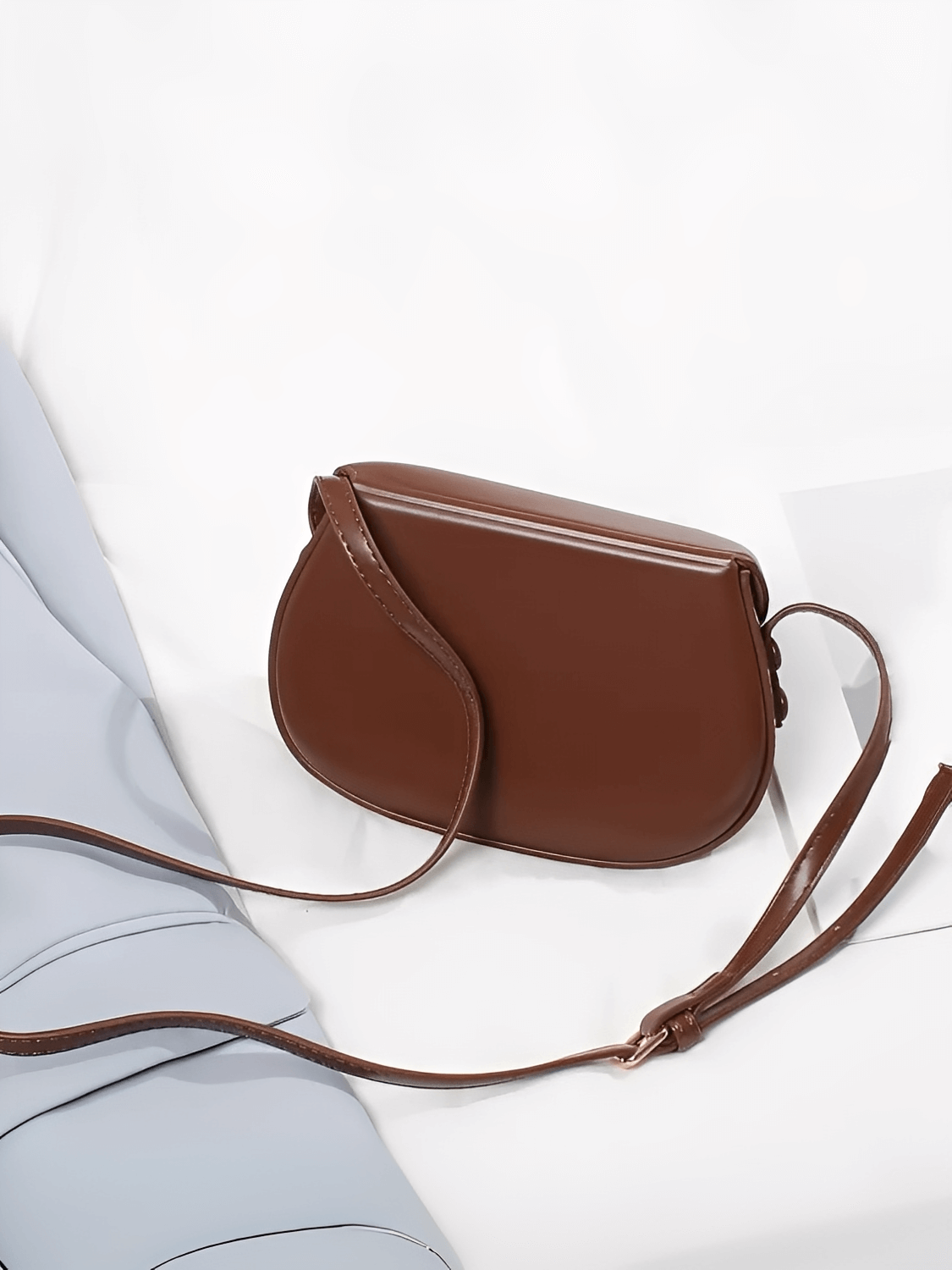 Bolsa Feminina em Couro PU com Design Arredondado e Alça Regulável – Odete