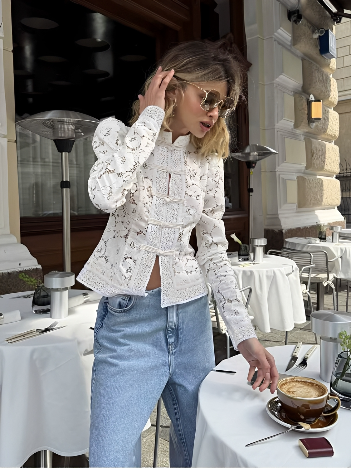Blusa em Renda Vazada com Fechamento Oriental e Gola Estruturada - Mila