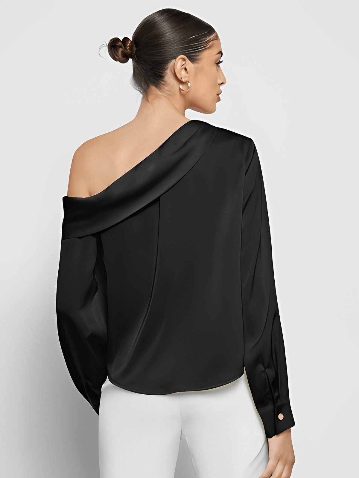 Blusa Acetinada Decote Assimétrico e Punhos com Botão – Diná