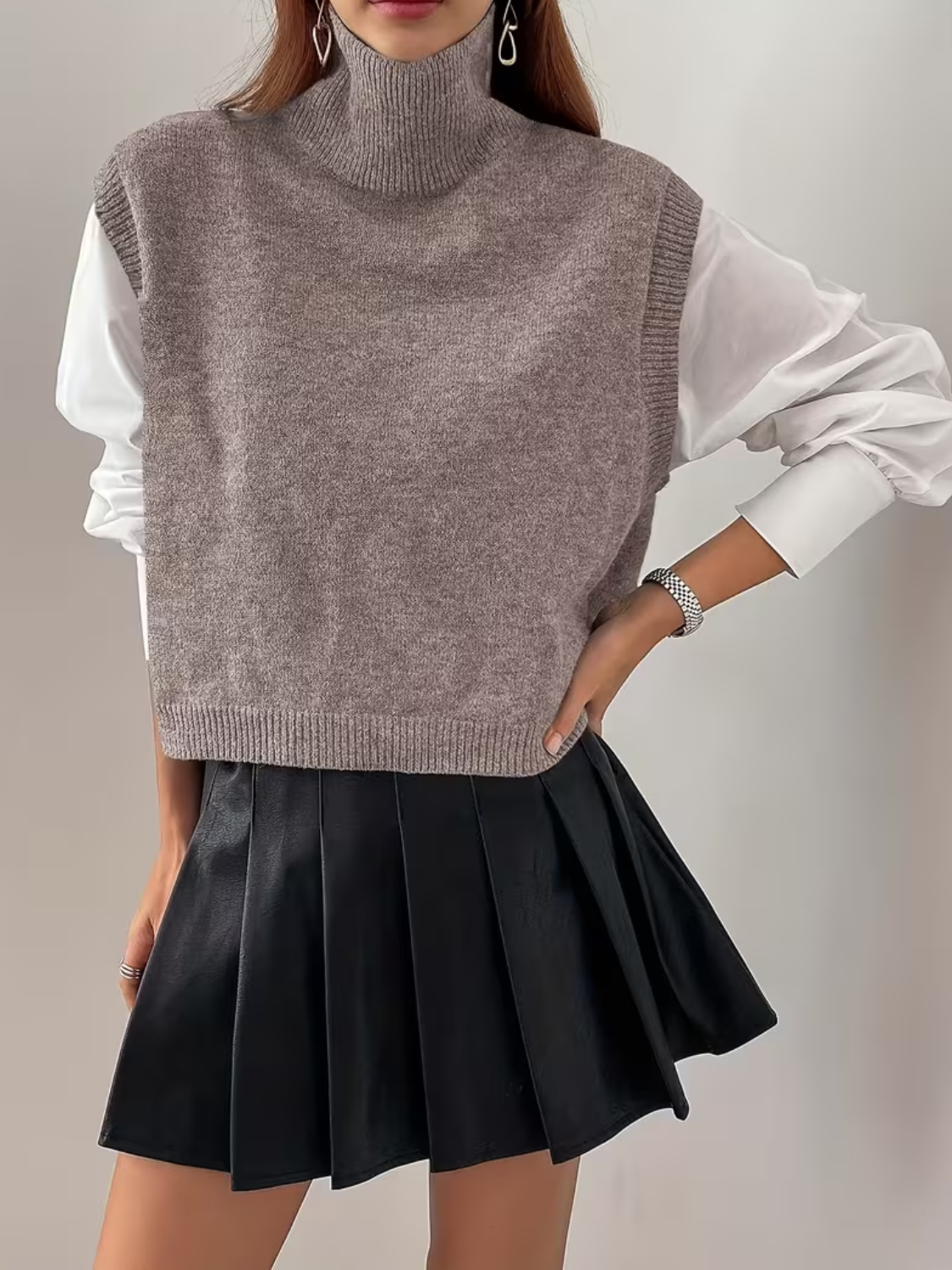 Colete em Tricô com Gola Alta Larga e Modelagem Cropped - Adria