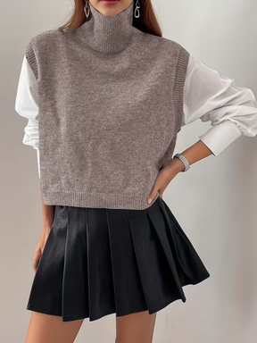 Colete em Tricô com Gola Alta Larga e Modelagem Cropped - Adria