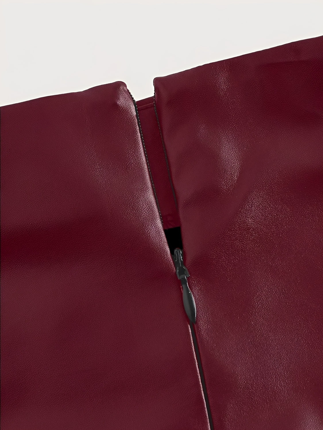 Saia Midi Lápis em Couro PU com Acabamento Acetinado – Ramona