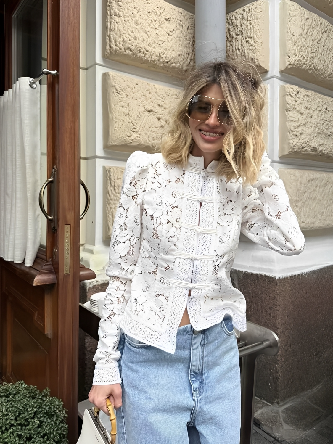 Blusa em Renda Vazada com Fechamento Oriental e Gola Estruturada - Mila
