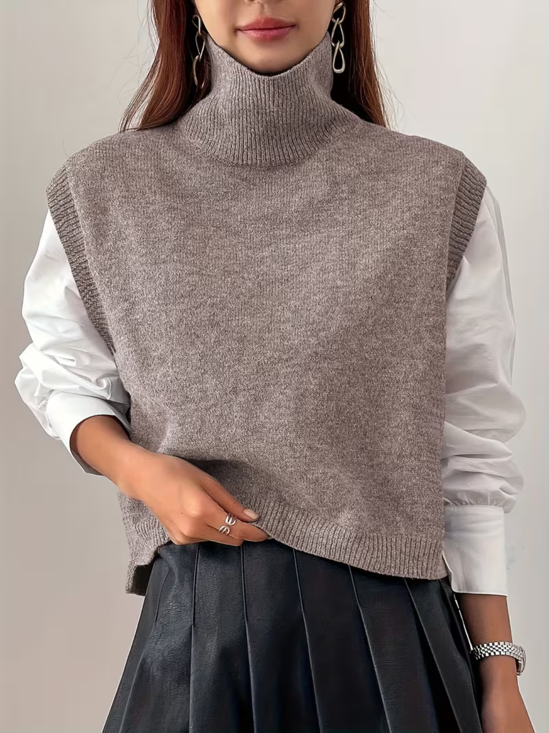 Colete em Tricô com Gola Alta Larga e Modelagem Cropped - Adria