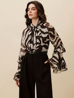 Blusa Chiffon Estampada com Gola Laço e Mangas em Camadas – Maribel