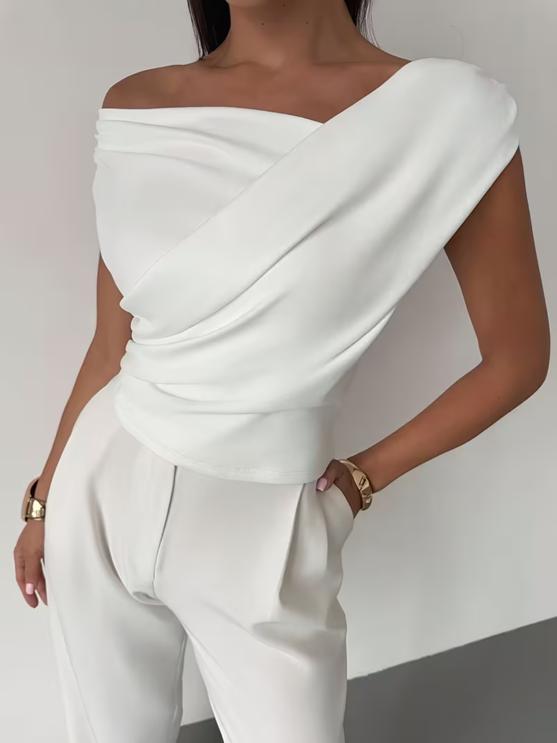 Blusa com Decote Ombo a Ombro Assimétrico e Drapeado Elegante - Emy