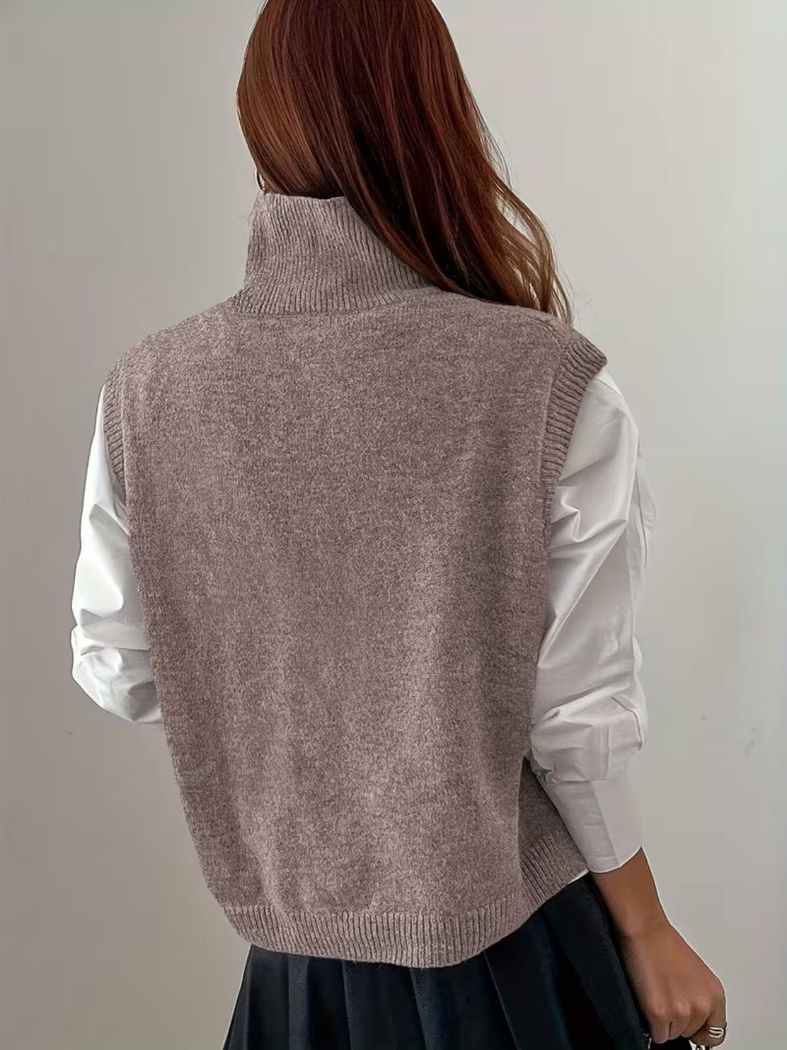 Colete em Tricô com Gola Alta Larga e Modelagem Cropped - Adria