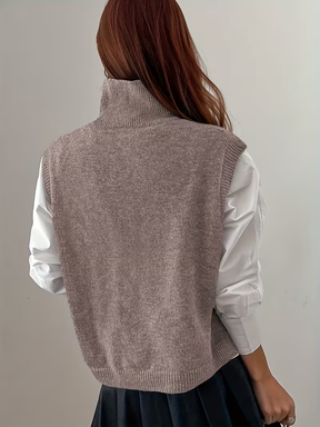 Colete em Tricô com Gola Alta Larga e Modelagem Cropped - Adria