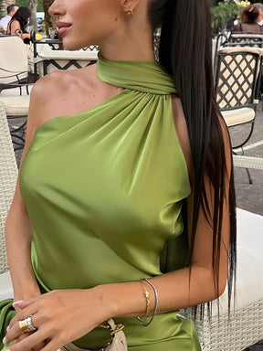 Vestido Longo Acetinado Halter com Capa Lateral e Costas Nuas - Serena