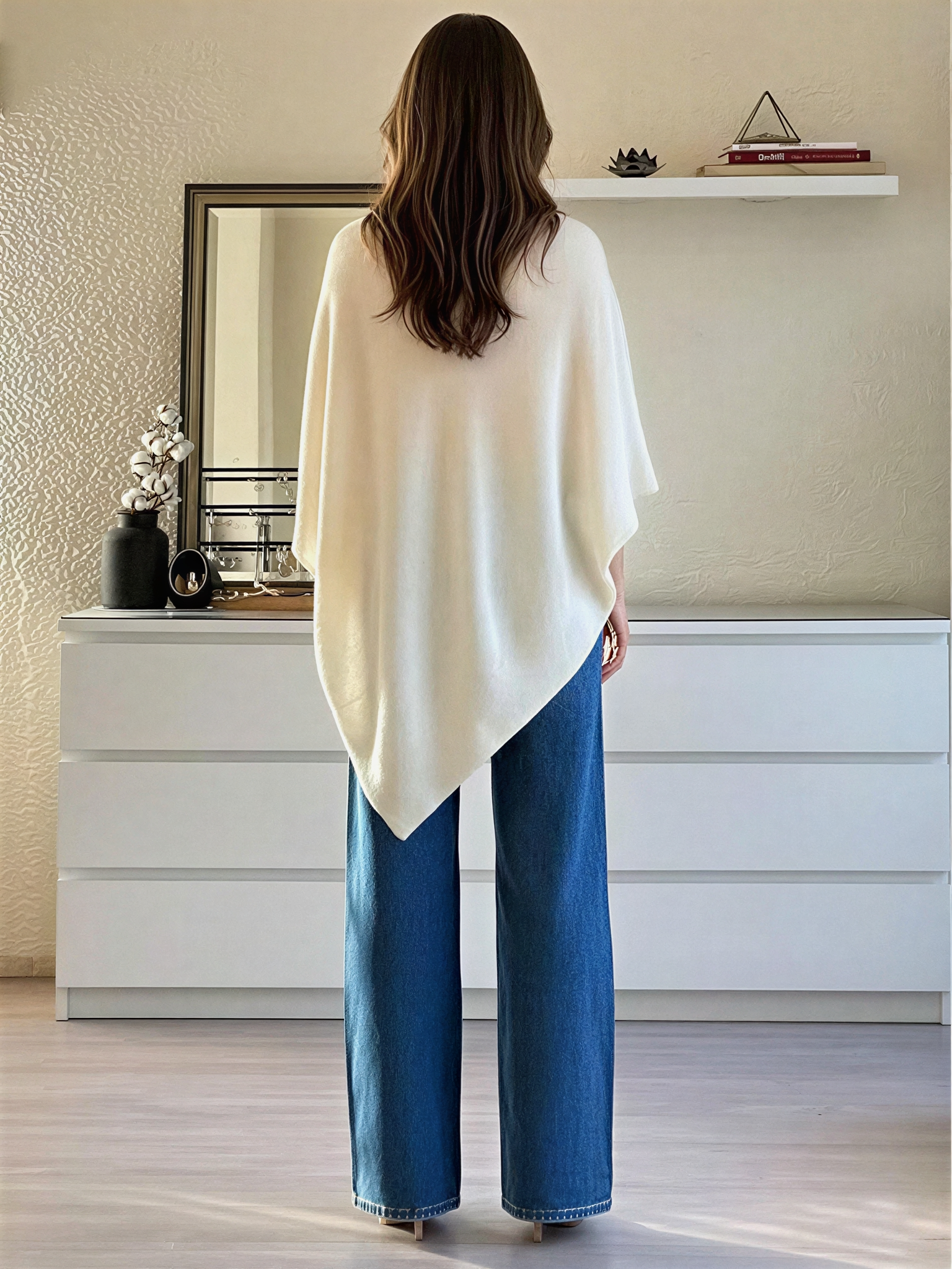 Poncho em Tricô com Barra Assimétrica e Gola Ampla Elegante – Tiana