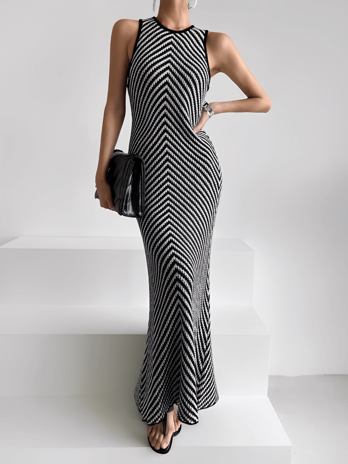 Vestido Midi em Tricô Leve com Listras Zigue-Zague Preto e Branco – Doralice [FRETE FULL]