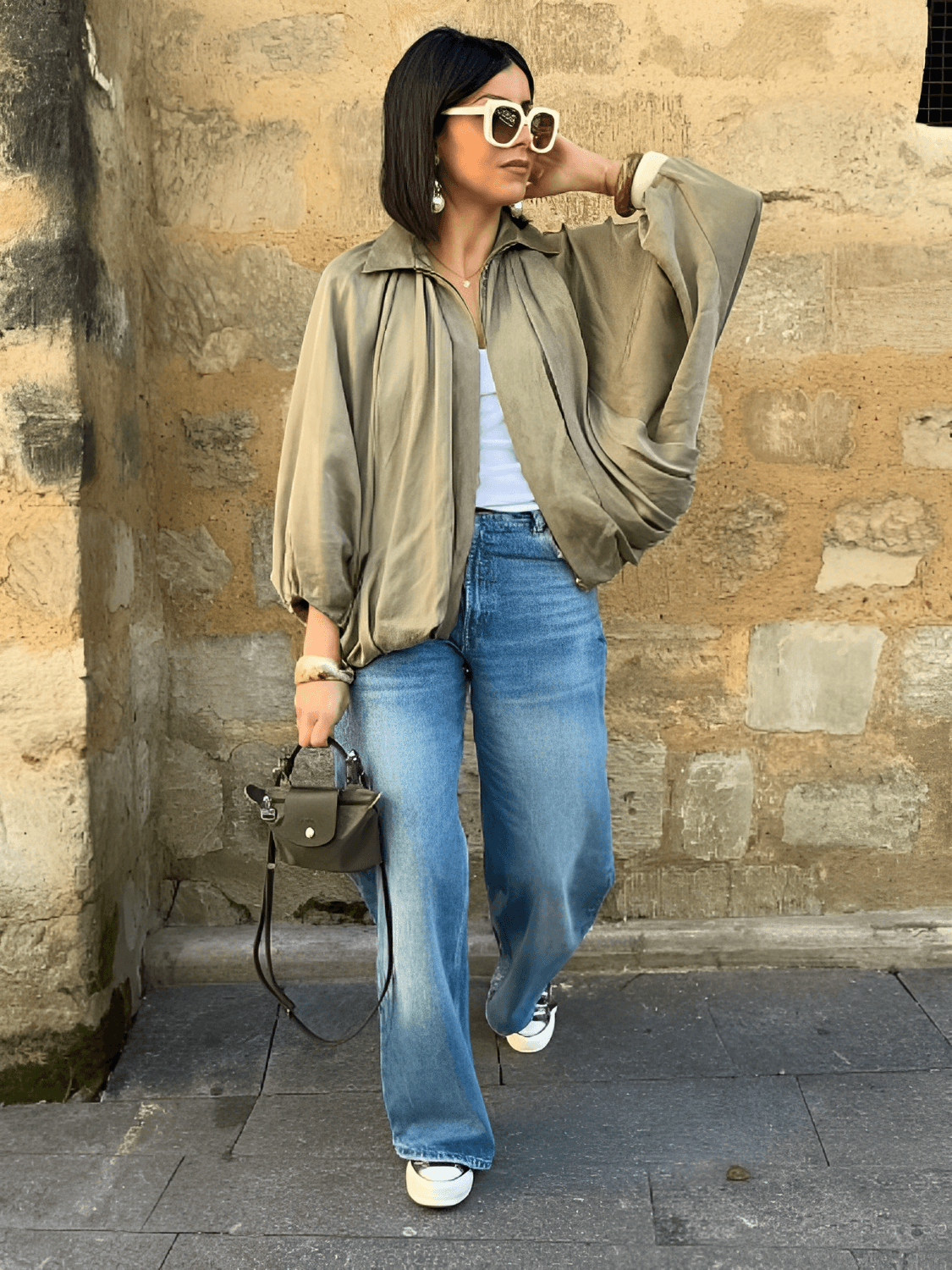 Camisa Acetinada Oversized com Manga Bufante e Zíper Frontal – Milene