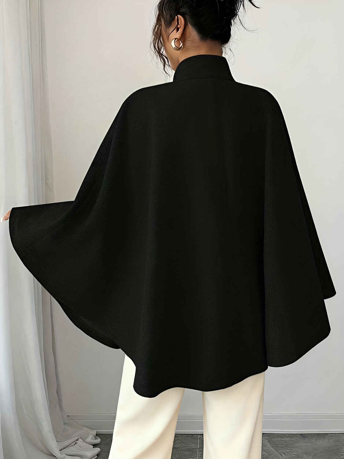 Casaco Poncho Evasê Estruturado com Cinto Faixa e Gola Alta Elegante – Ginevra