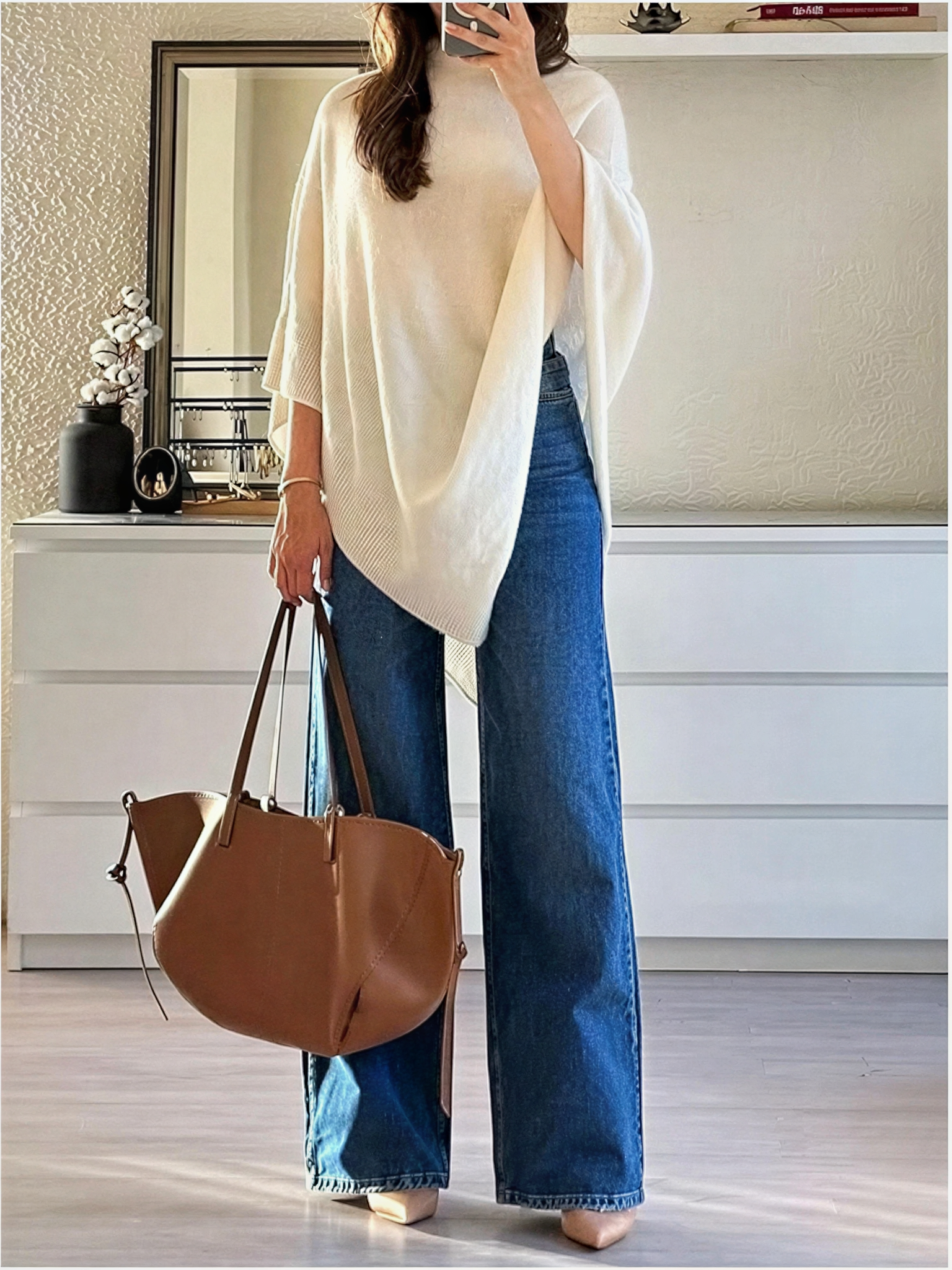 Poncho em Tricô com Barra Assimétrica e Gola Ampla Elegante – Tiana